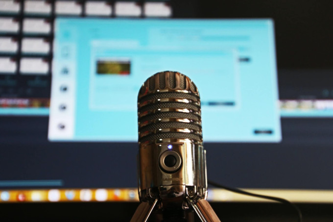 Condenser microphone in front of monitor