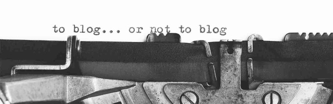 Blog vs podcast - Typewriter with the words: to blog or not to blog
