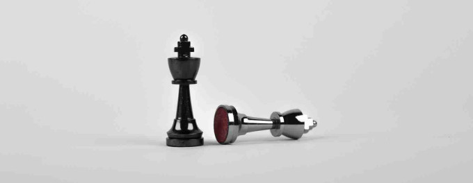 Image of two chess pieces in checkmate - symbolizing the need for an internal communication plan