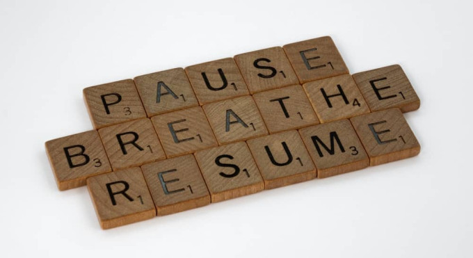 Scrabble tiles with the words pause, breather and resume spelled out