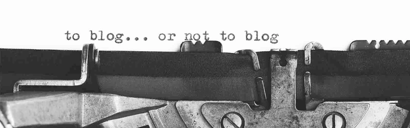 Blog vs podcast - Typewriter with the words: to blog or not to blog, blog vs podcasts